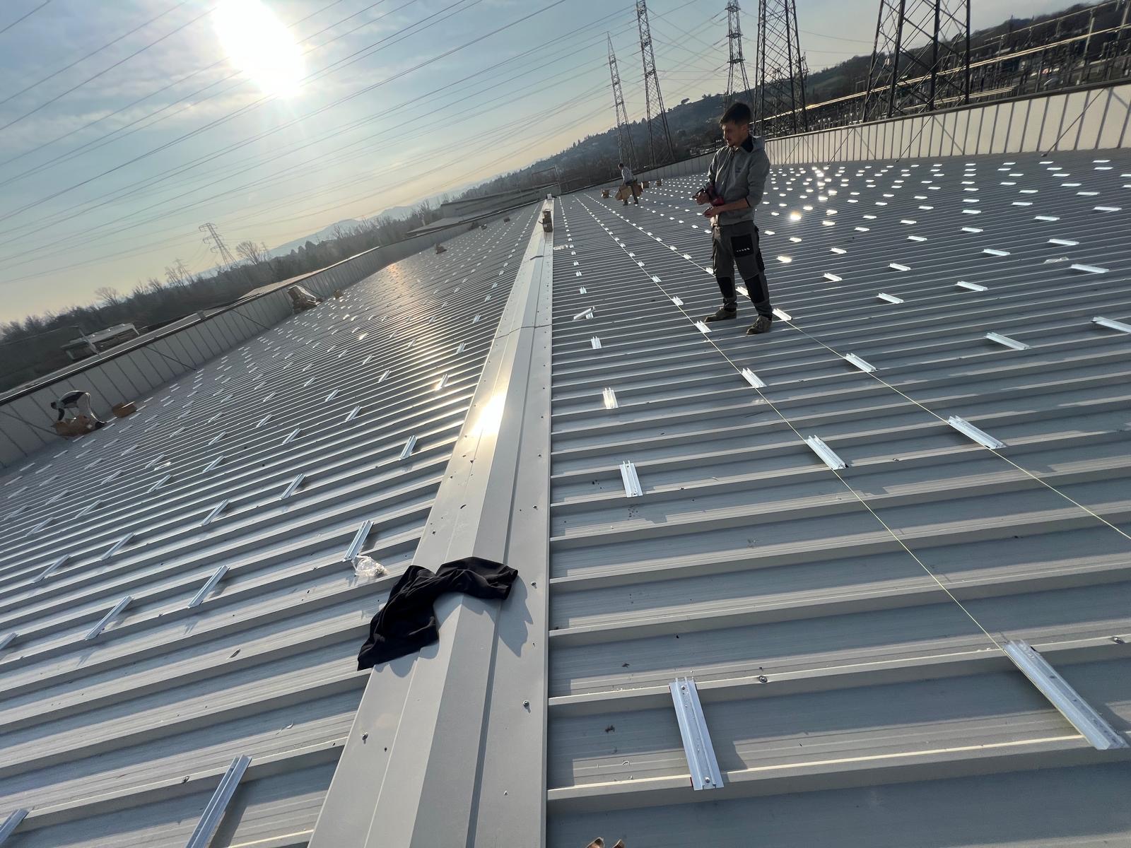 Squadra al lavoro su una copertura industriale
