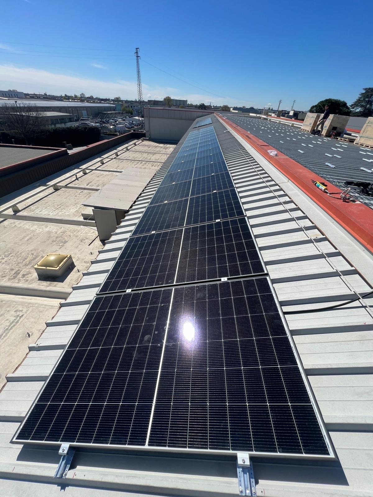 Impianto fotovoltaico su copertura industriale