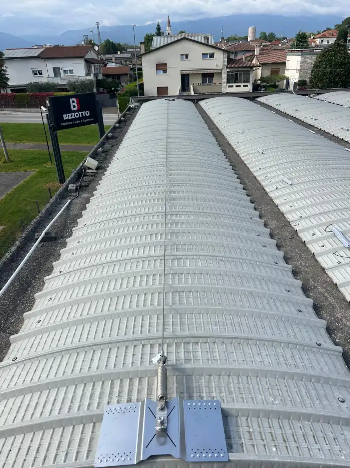 Sistema di sicurezza e linea vita su copertura